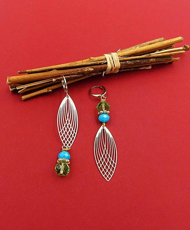 Pendientes asimétricos, metal dorado de filigrana, perlas de vidrio – photo 2